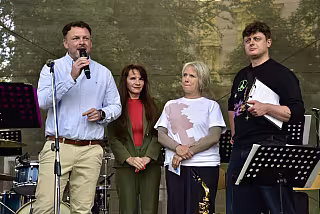Ředitelka Alice Šmídová na pódiu, moderátor a sponzoři, Chevak a KV kraj
