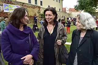 Tři návštěvnice konverzují na dvorku číslo 5