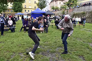 Návštěvníci užívající si koncert