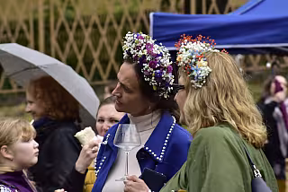Návštěvníci festivalu s květinovými čelenkami