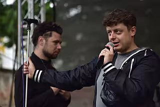 Moderátor předvádí slam poetry