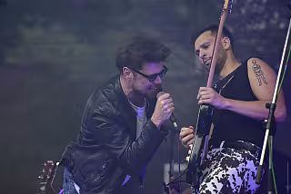 Dva muži na pódiu, koncert skupiny Peaches