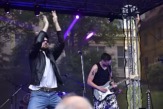 Zpěvák skupiny Peaches roztleskává dav