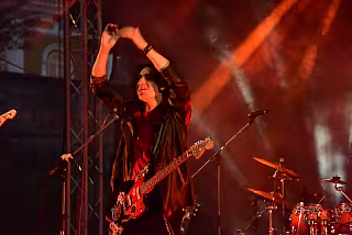 koncert Fire Mages na červeně osvětleném pódiu plném dýmu